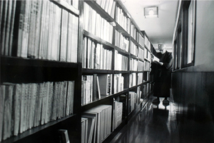 Divine Master Tenrai Hayashima with books in the hall of the old Nihon Dokan headquarters