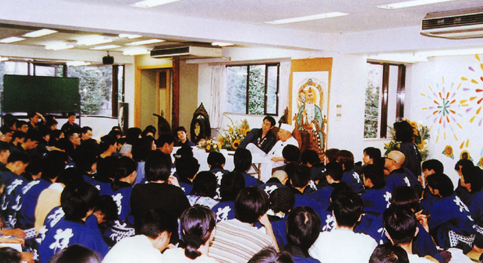 People would gather wherever Divine Master Tenrai Hayashima went. 