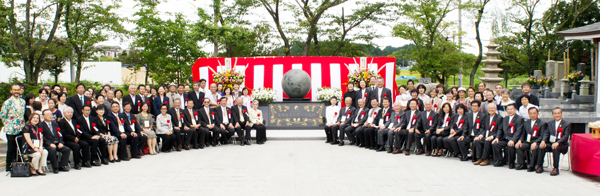 東日本大震災[3.11] 　慰霊碑完成除幕式　記念撮影